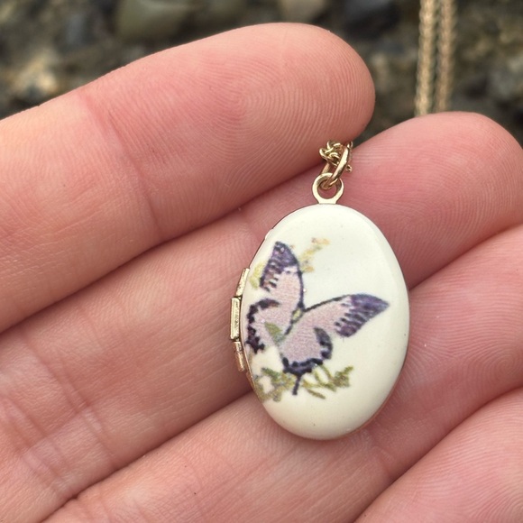Jewelry - Vintage Porcelain Butterfly Locket Necklace • Gold Tone Oval Keepsake Pendant